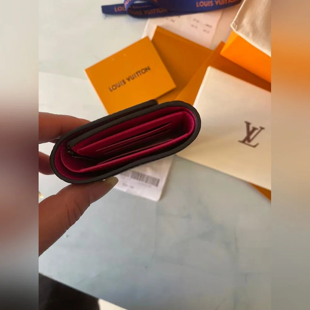 Louis Vuitton Capucines Compact Wallet - Picture 6 of 13